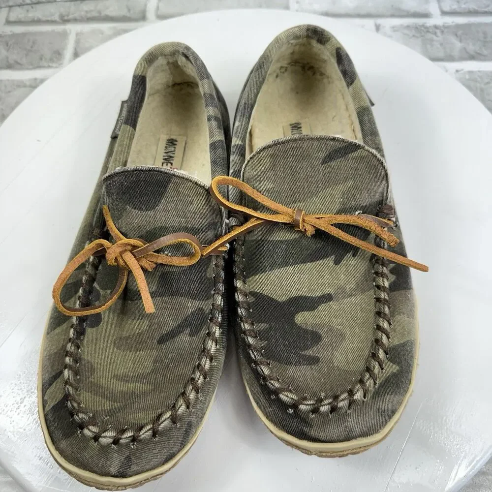 Minnetonka Men's Size 10 Fleece Lined Hard Sole Camo Green Sipper Comfort Shoes
